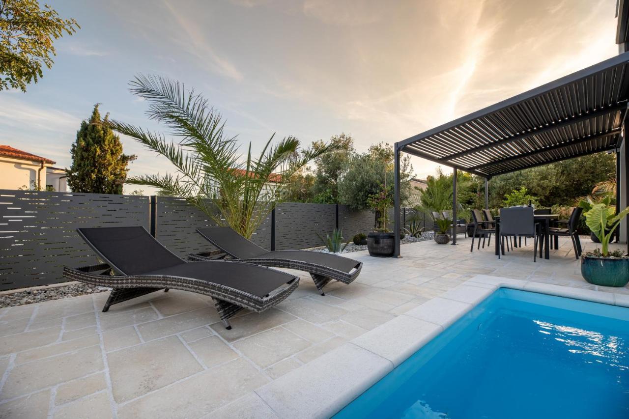 קרק Luxury Villa Adria Apartments מראה חיצוני תמונה