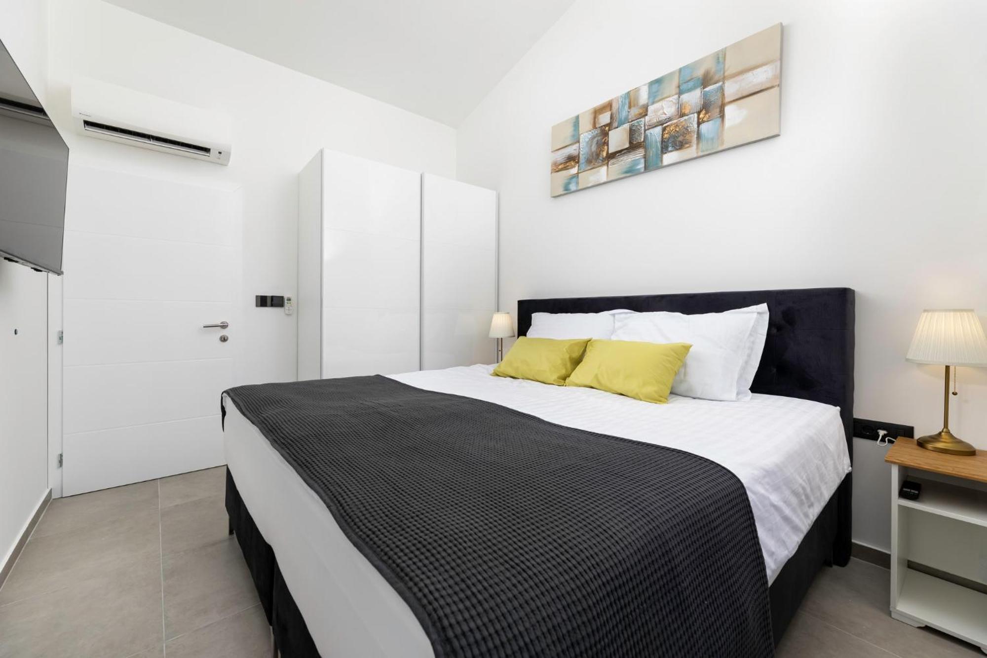 קרק Luxury Villa Adria Apartments מראה חיצוני תמונה